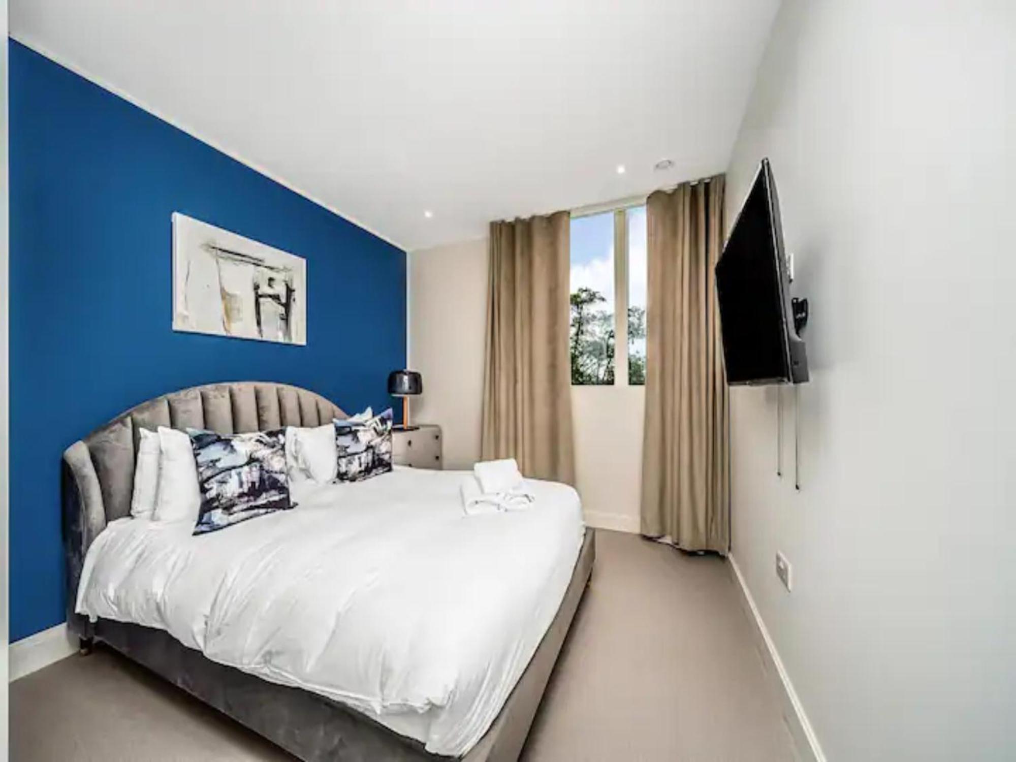 Appartamento Pass The Keys Penthouse Oasis In Trendy Fulham Londra Esterno foto