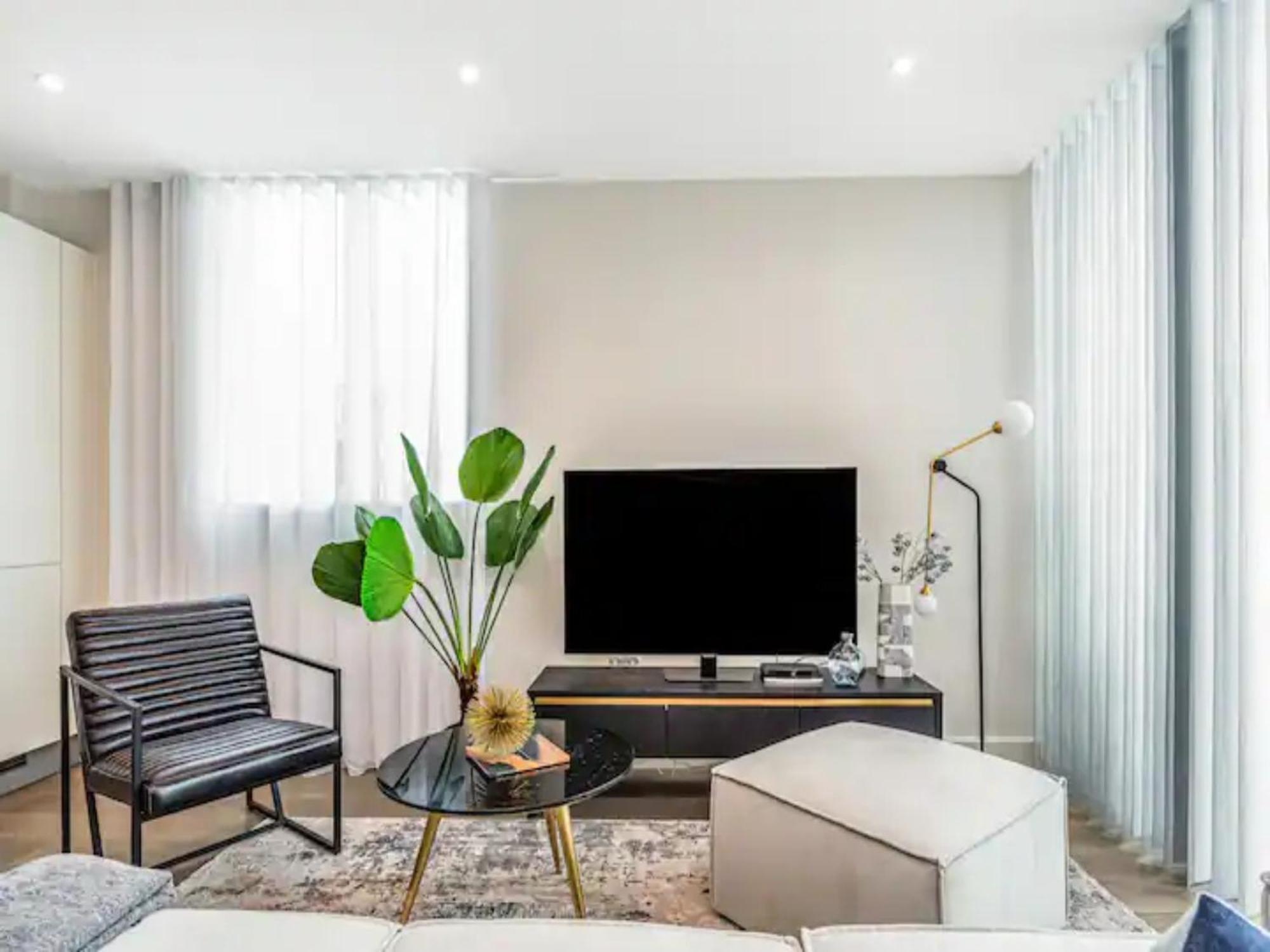 Appartamento Pass The Keys Penthouse Oasis In Trendy Fulham Londra Esterno foto