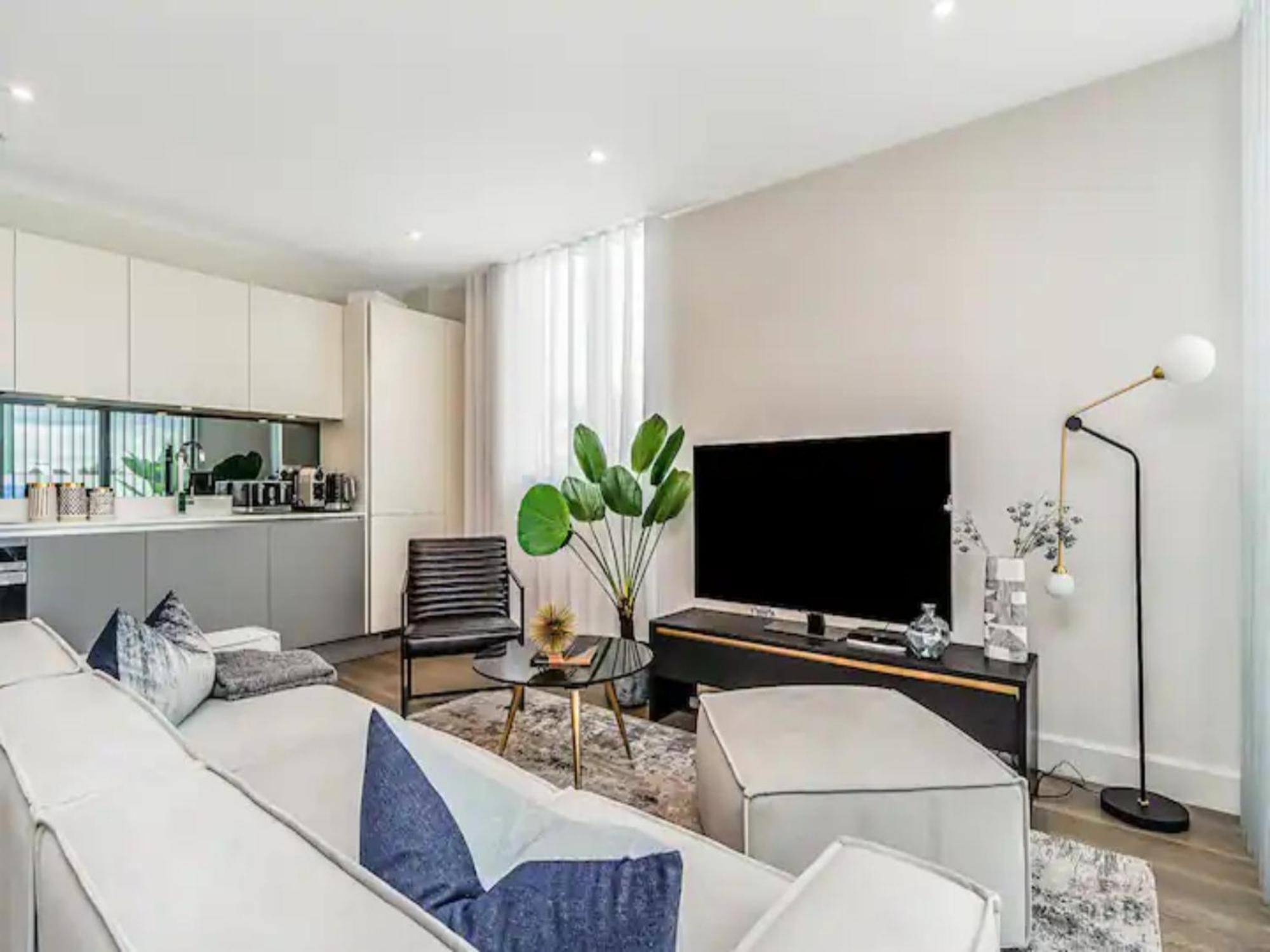 Appartamento Pass The Keys Penthouse Oasis In Trendy Fulham Londra Esterno foto