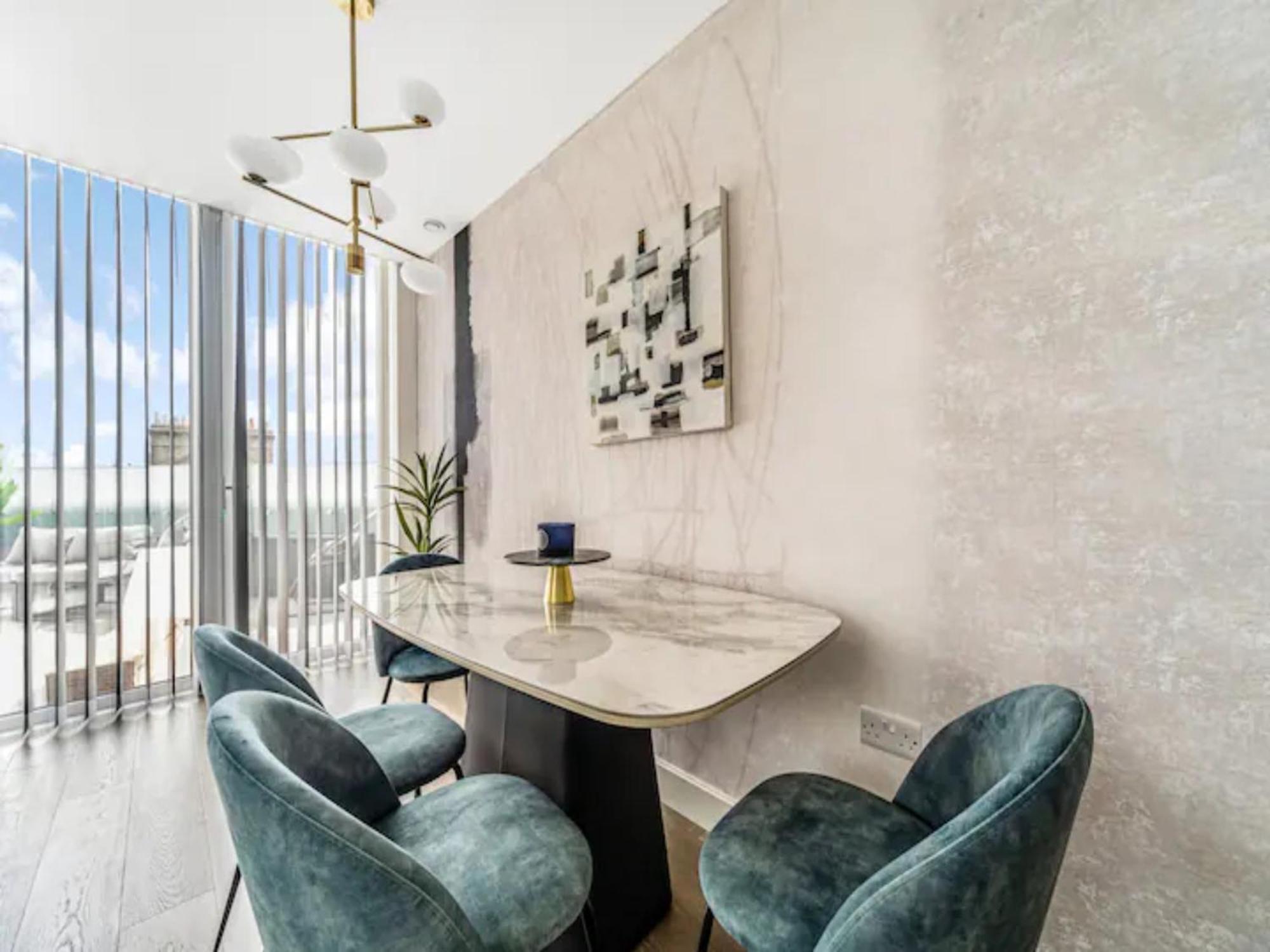 Appartamento Pass The Keys Penthouse Oasis In Trendy Fulham Londra Esterno foto