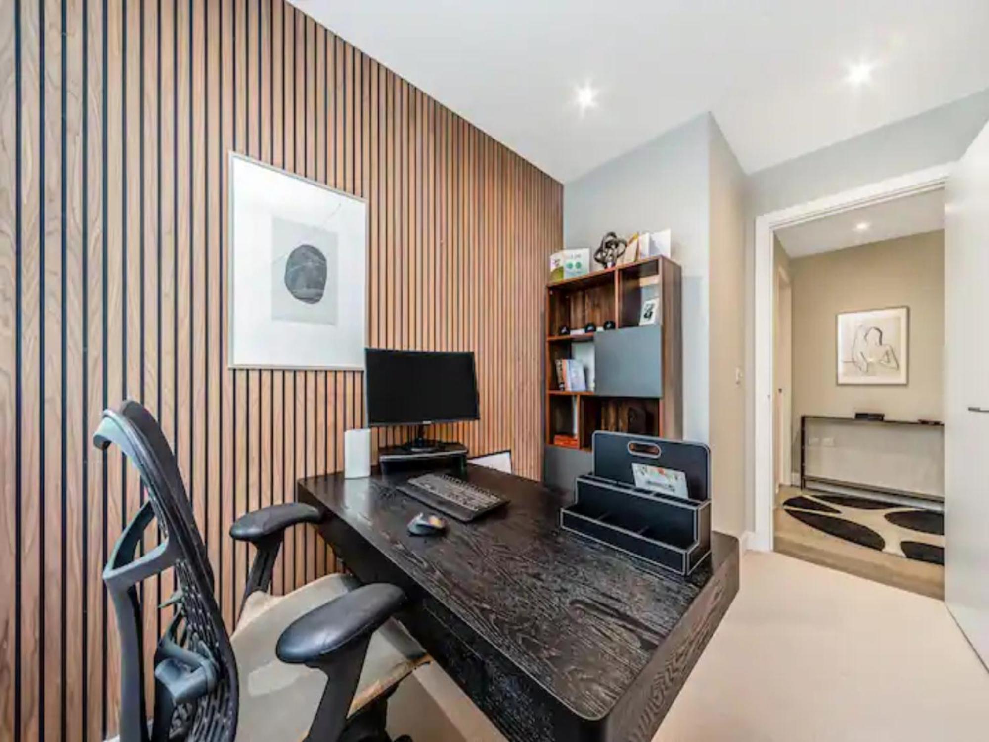 Appartamento Pass The Keys Penthouse Oasis In Trendy Fulham Londra Esterno foto