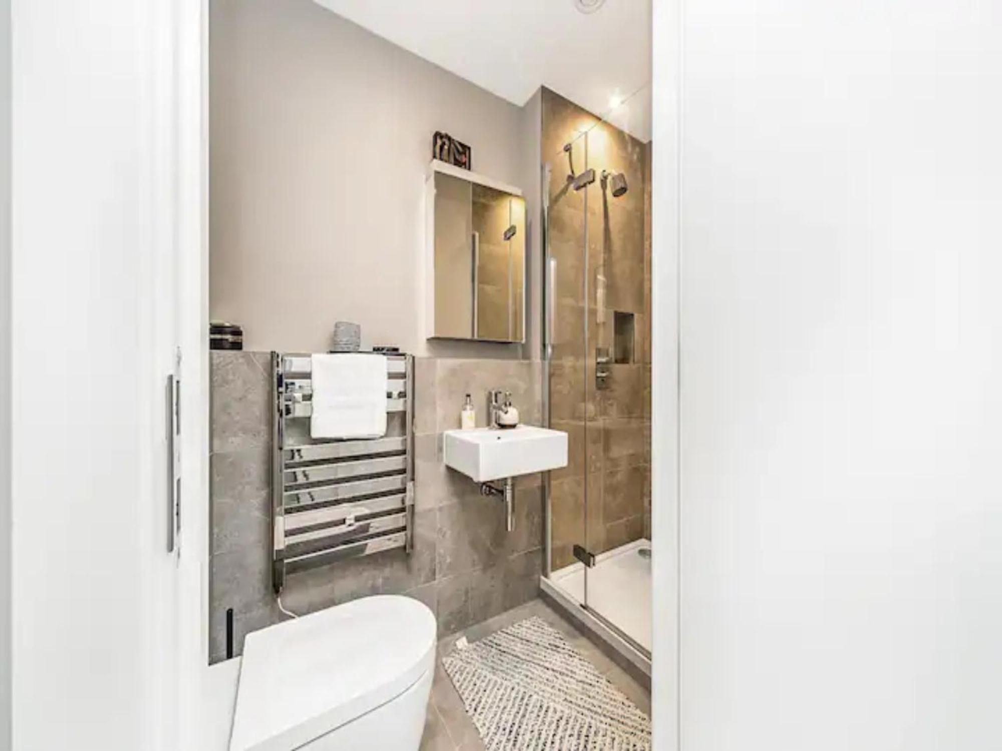 Appartamento Pass The Keys Penthouse Oasis In Trendy Fulham Londra Esterno foto