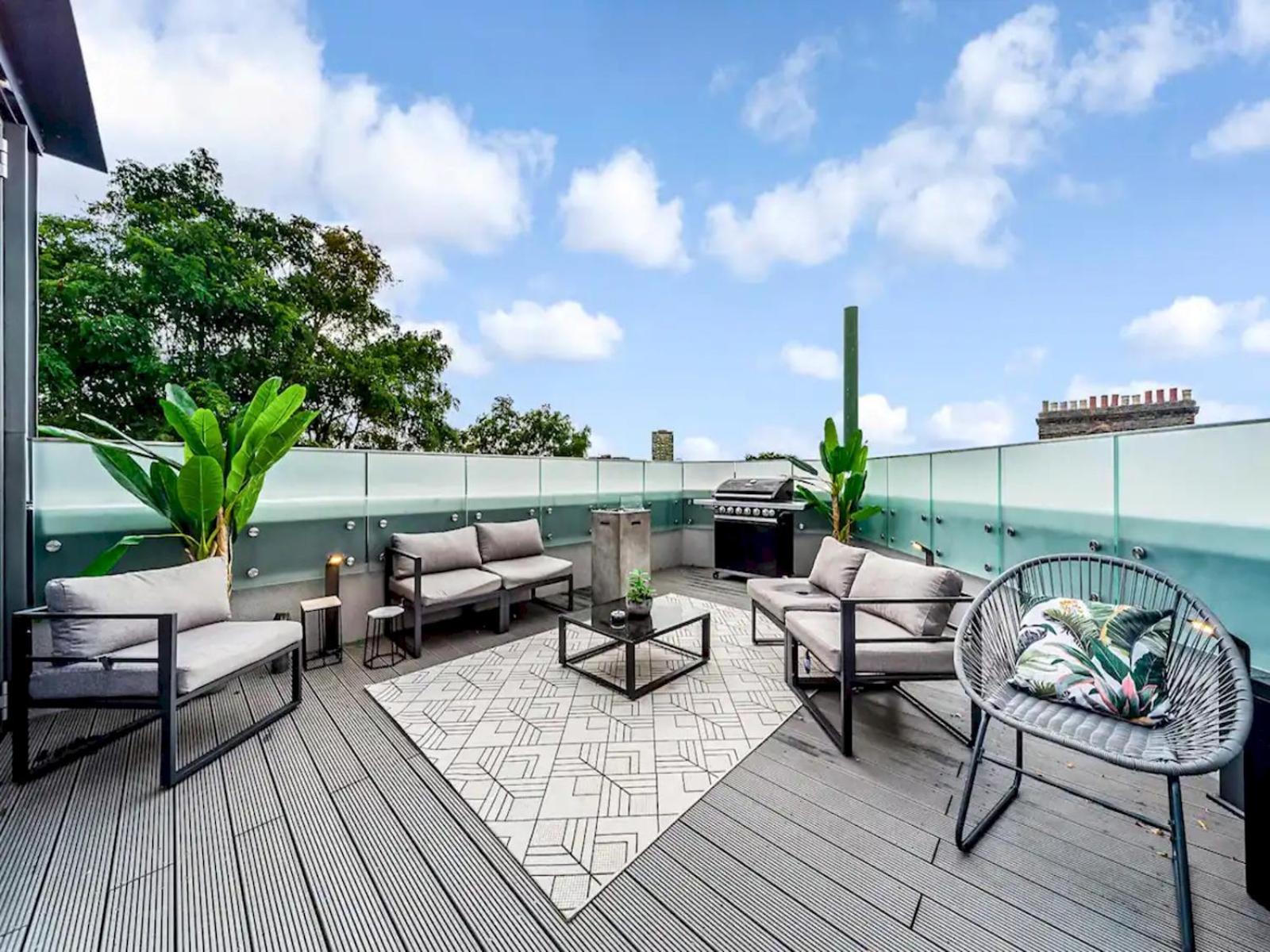 Appartamento Pass The Keys Penthouse Oasis In Trendy Fulham Londra Esterno foto